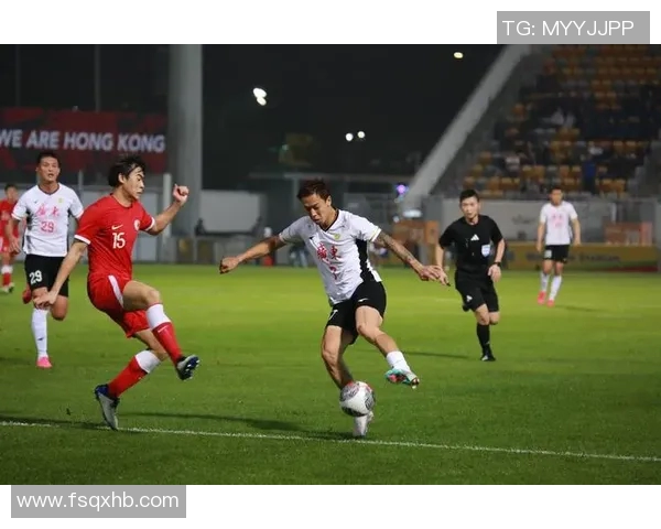 众人目睹足球明星风采时的热情与狂热瞬间